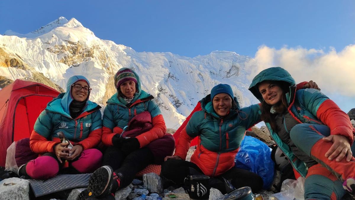 Amaia Aguirre, Lucía Guichot, Nieves GIl y Laia Duaigües, en un campo de altura durante su aventura en el Valle del Rolwaling nepalí.