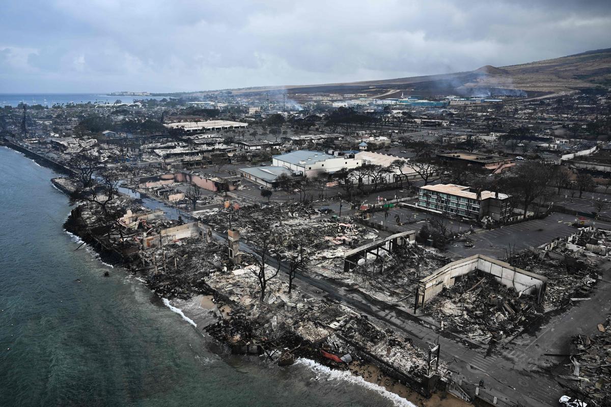 El fuego destruye la localidad de Lahaina, en Hawái