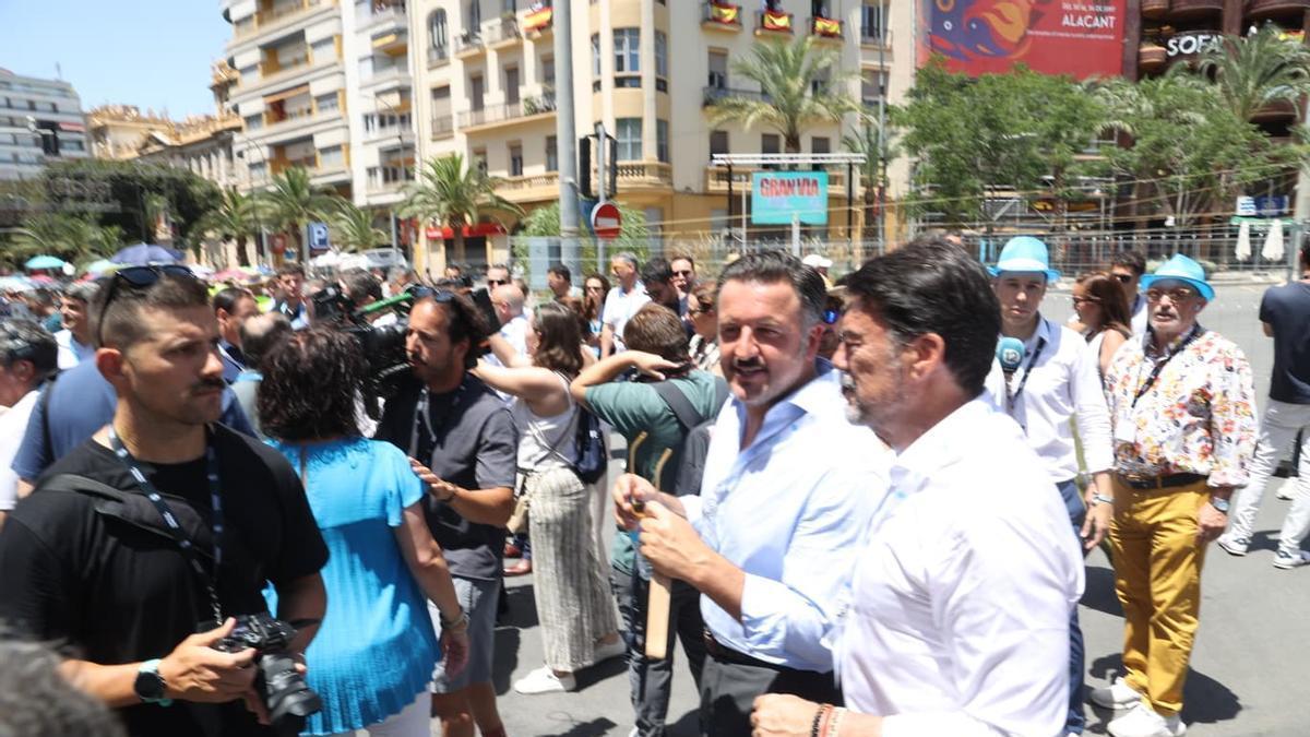 Los alcaldes de Alicante y Elche, los populares Luis Barcala y Pablo Ruz, antes del comienzo de la última mascletà de Hogueras