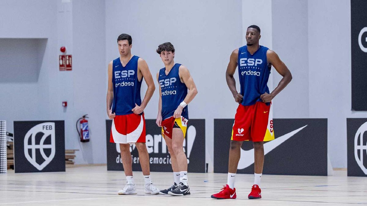 Folgueiras junto a Saint-Supéry y Sima en la selección.