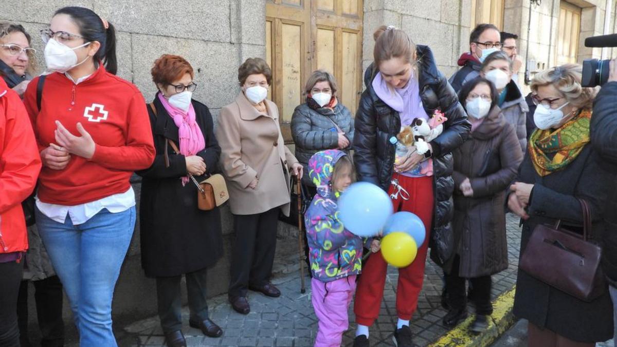  Los vecinos de Maceda arroparon a las familias desplazadas. |   // FERNANDO CASANOVA