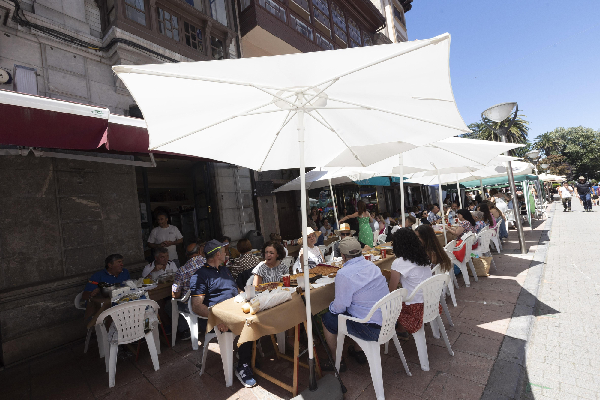 En imágenes: así fue la comida en la calle de Grado