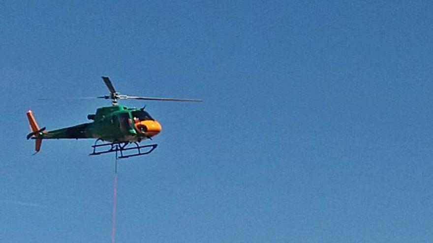 Un helicóptero distribuyó los materiales en la zona. | SERVICIO ESPECIAL