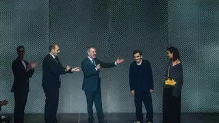 Adolfo Domínguez recibe un homenaje en la 080 Barcelona Fashion: “En esta ciudad siempre hemos tenido una conexión especial con tus creaciones”