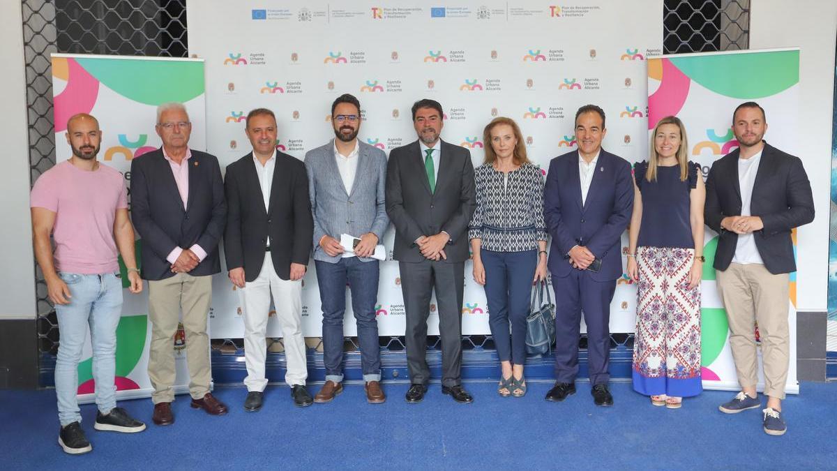 Parte de los ediles de la Corporación, junto a la representante del ministerio