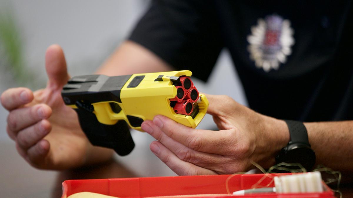 La Policía Municipal patrulla desde hoy Pamplona con pistolas táser