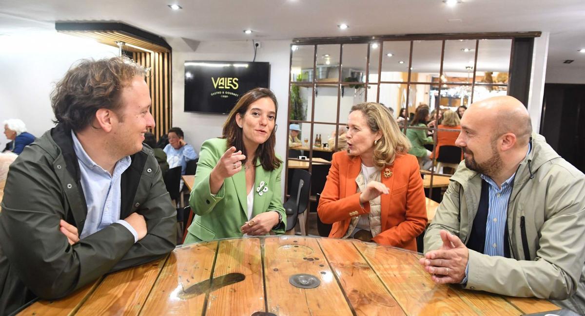 Fran Dinís Díaz, Inés Rey, Nadia Calviño y José Manuel Lage Tuñas, en una parada en un bar previa al mitin.   | // VÍCTOR ECHAVE