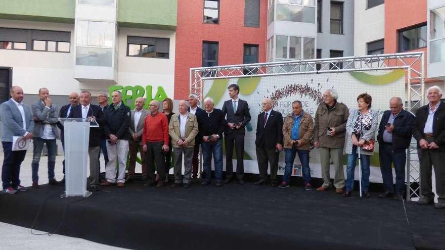 Los empresarios tinetenses que impulsaron la Feria de Muestras, durante el homenaje de ayer.