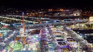 La guía definitiva para sobrevivir a la Feria de Málaga sin que te timen (y comer barato si sabes dónde ir)