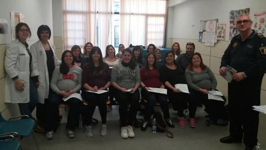 El oficial de la Policía Local con mujeres embarazadas.