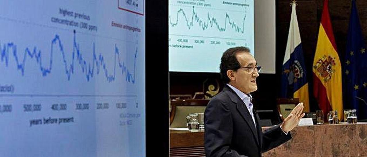 Arístegui durante una conferencia sobre crisis climática en el Parlamento de Canarias el pasado mes de octubre.