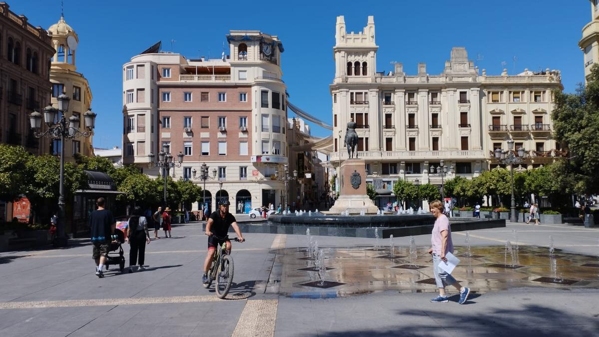 Cielo despejado sobre la plaza de Las Tendillas de Córdoba.