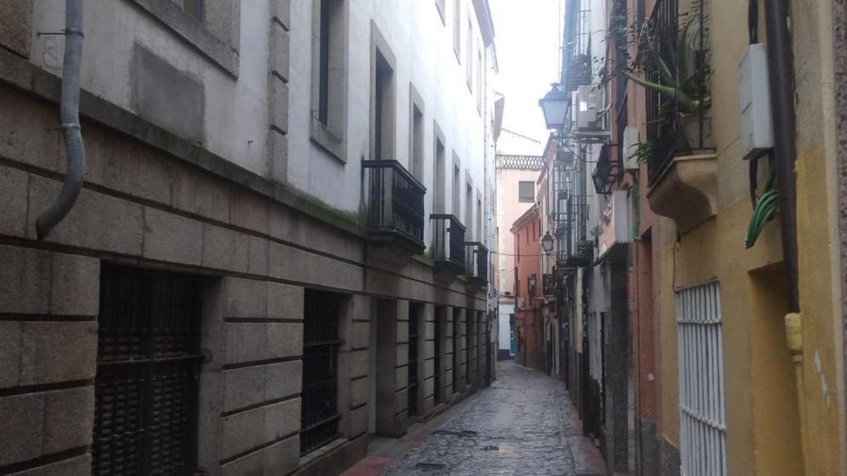 Calle de Plasencia donde un hombre ha asesinado presuntamente a una mujer y herido a otra.