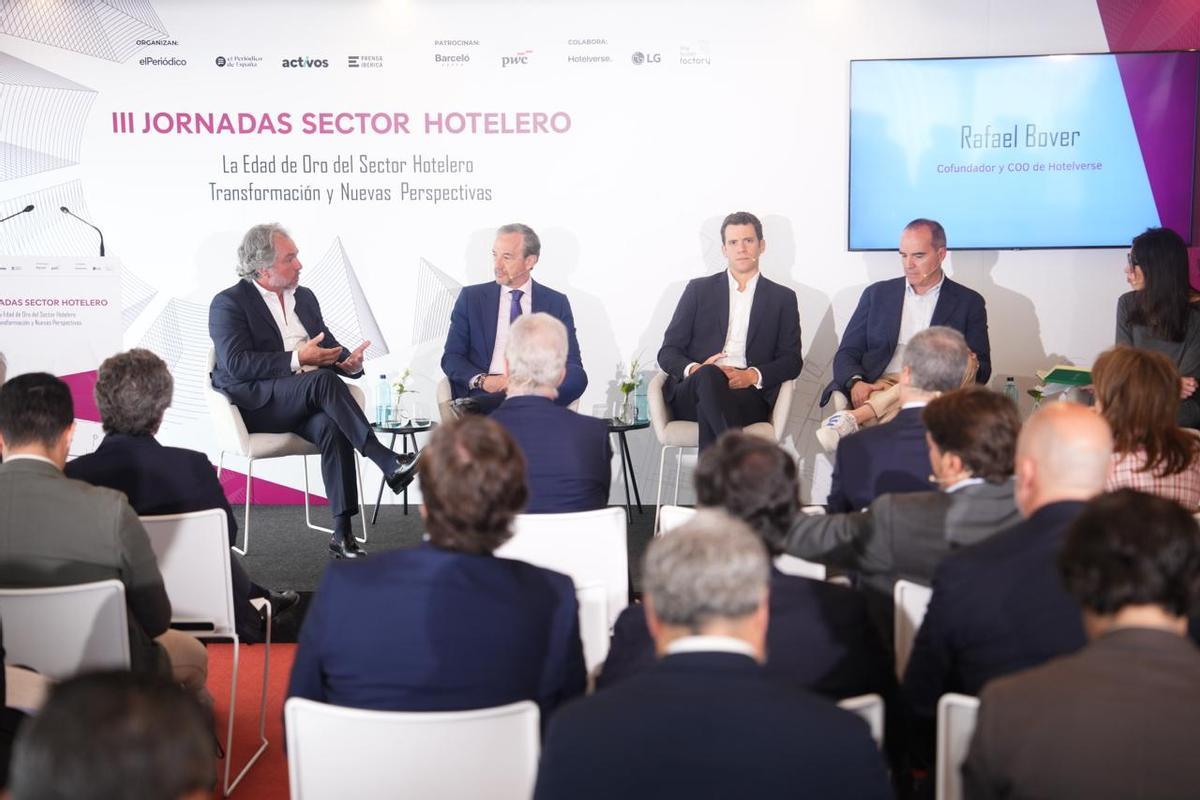 Rafael Bover, cofundador y COO de Hotelverse; José Ángel Preciados, consejero delegado de Ilunion Hotels; Óscar Güell, director gerneral de Pierre &amp; Vacances España y José Rodríguez Pousa, CEO de Sercotel Hotel Group