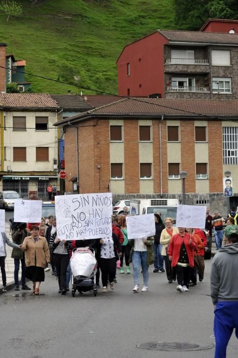 Manifestación frente al centro de salud de La Vega