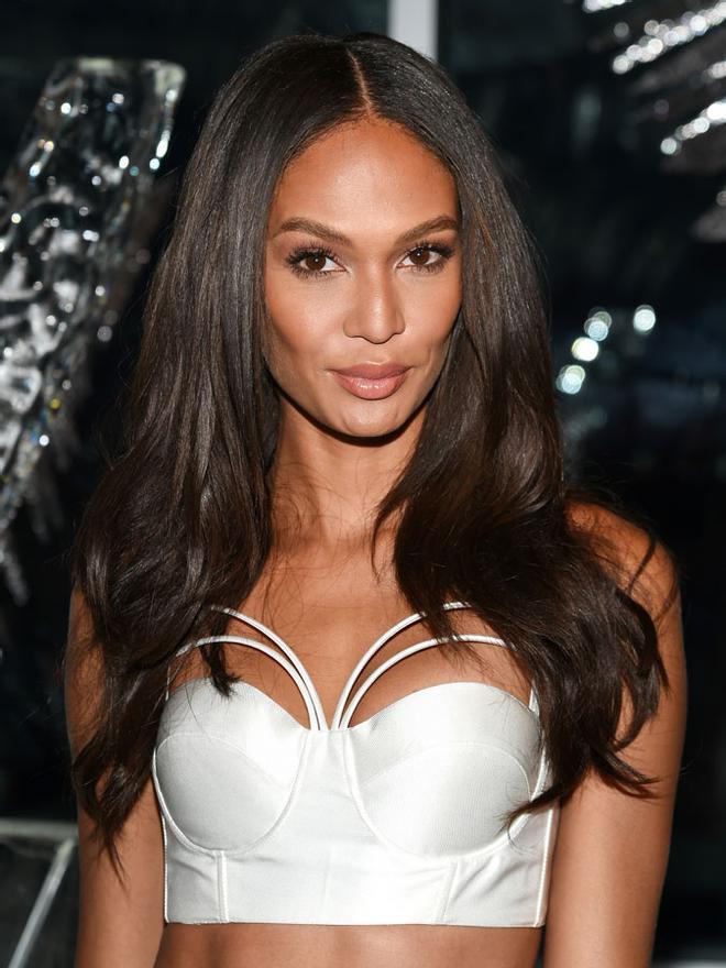 Joan Smalls con crop top blanco con tiras en el escote