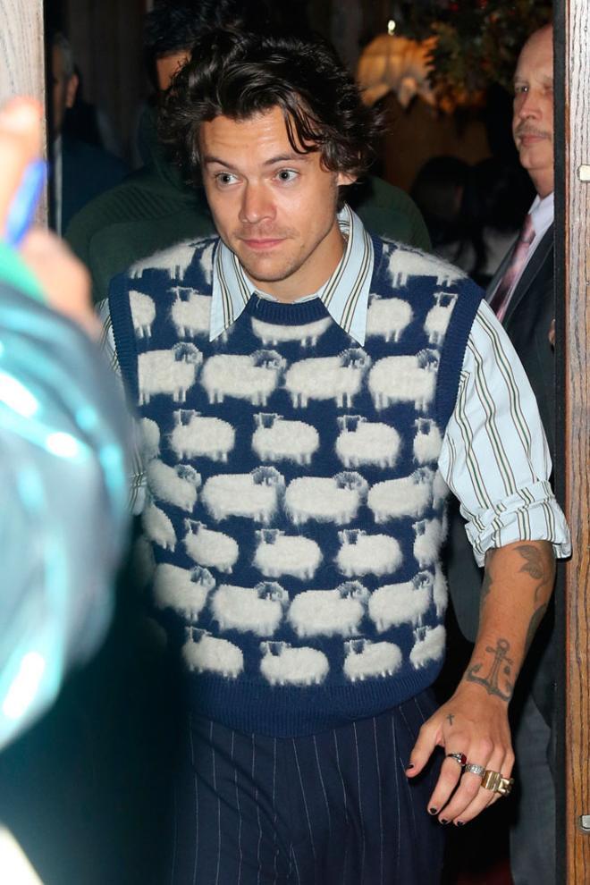 Harry Styles con chaleco de estampado de ovejas en Nueva York