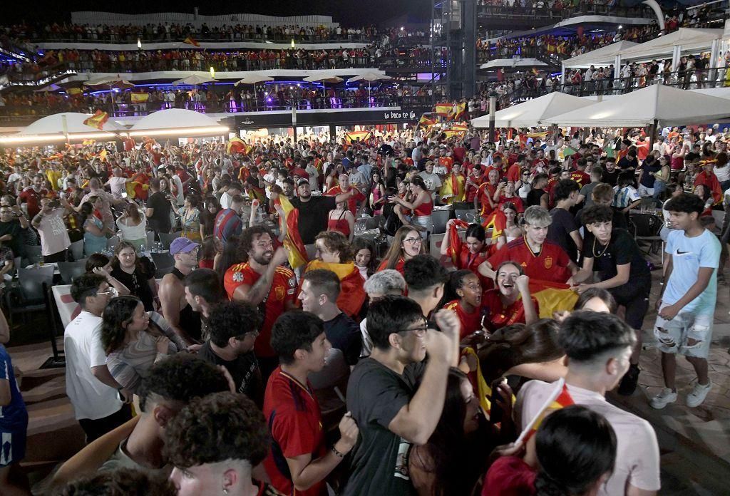 Cientos de murcianos abarrotan el Zig Zag para ver la final de España