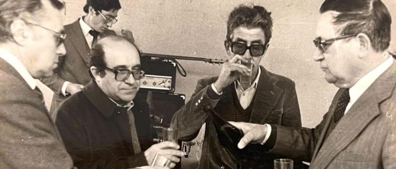 X. Porto Matalobos, L. García Alén, X. Conde Corbal e Máximo Sar en 1981 na I Festa do Viño en San Miguel de Sarandón (Vedra). //Fondo X. Porto Matalobos