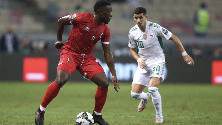 Jannick Buyla controla un balón ante un rival en un partido de la Copa de África.