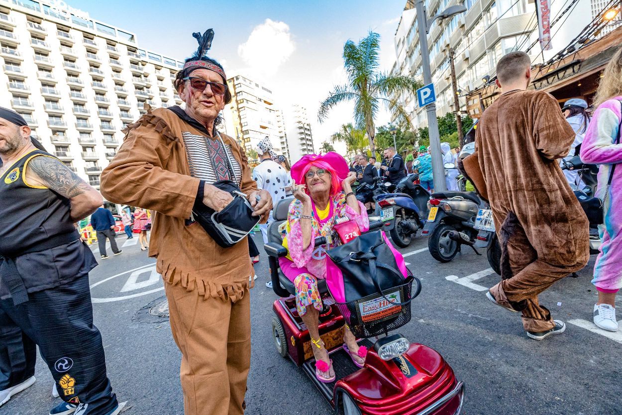 Los británicos desafían a la lluvia y celebran su "Fancy Dress Party" en Benidorm