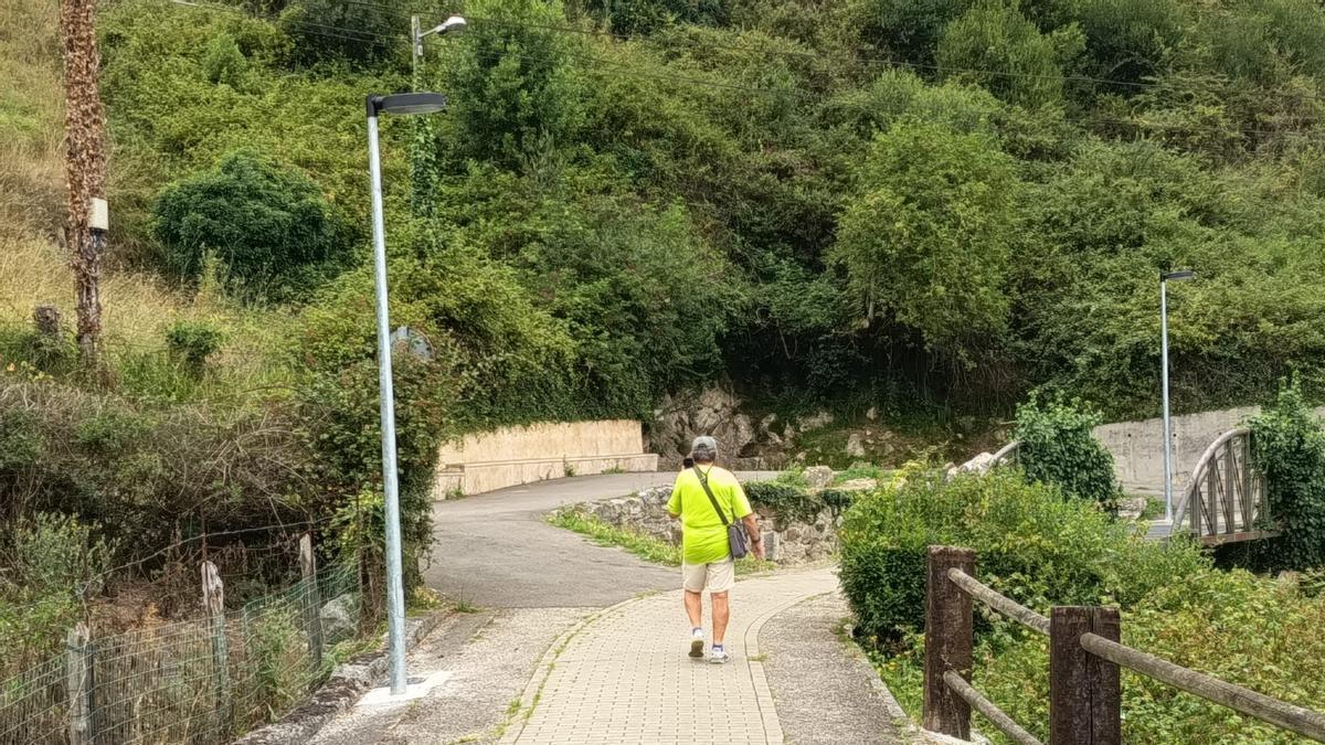 Vecino paseando por la nueva instalación.