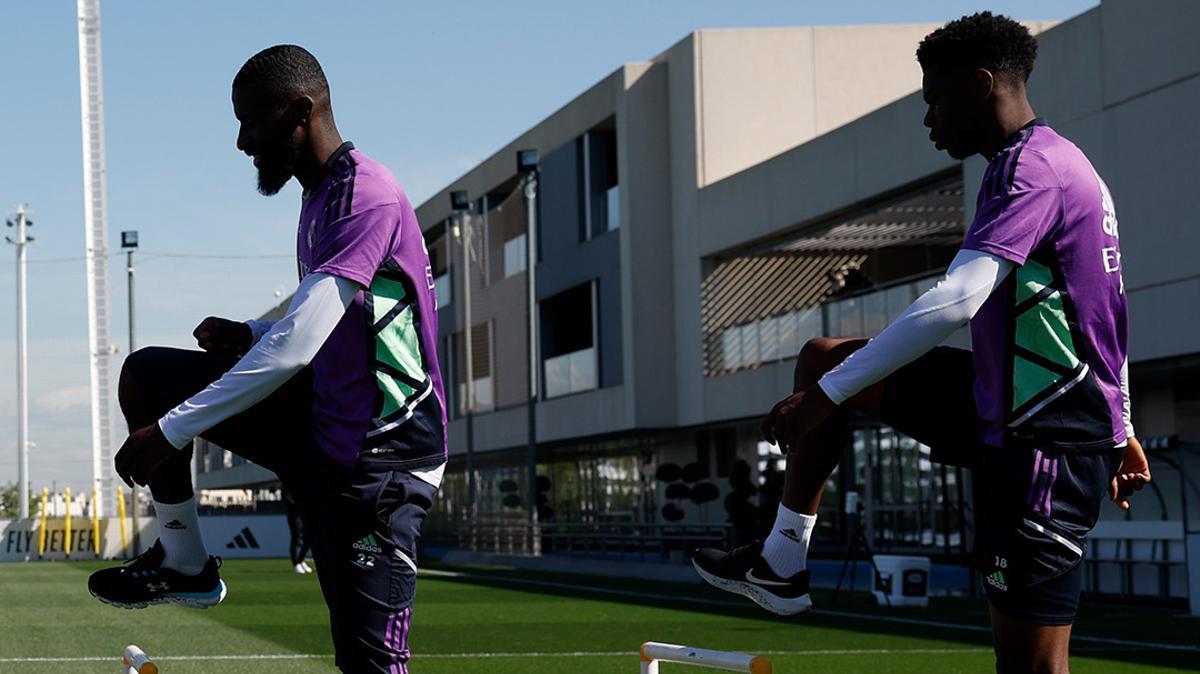 El Real Madrid entrena sin parte de sus estrellas...