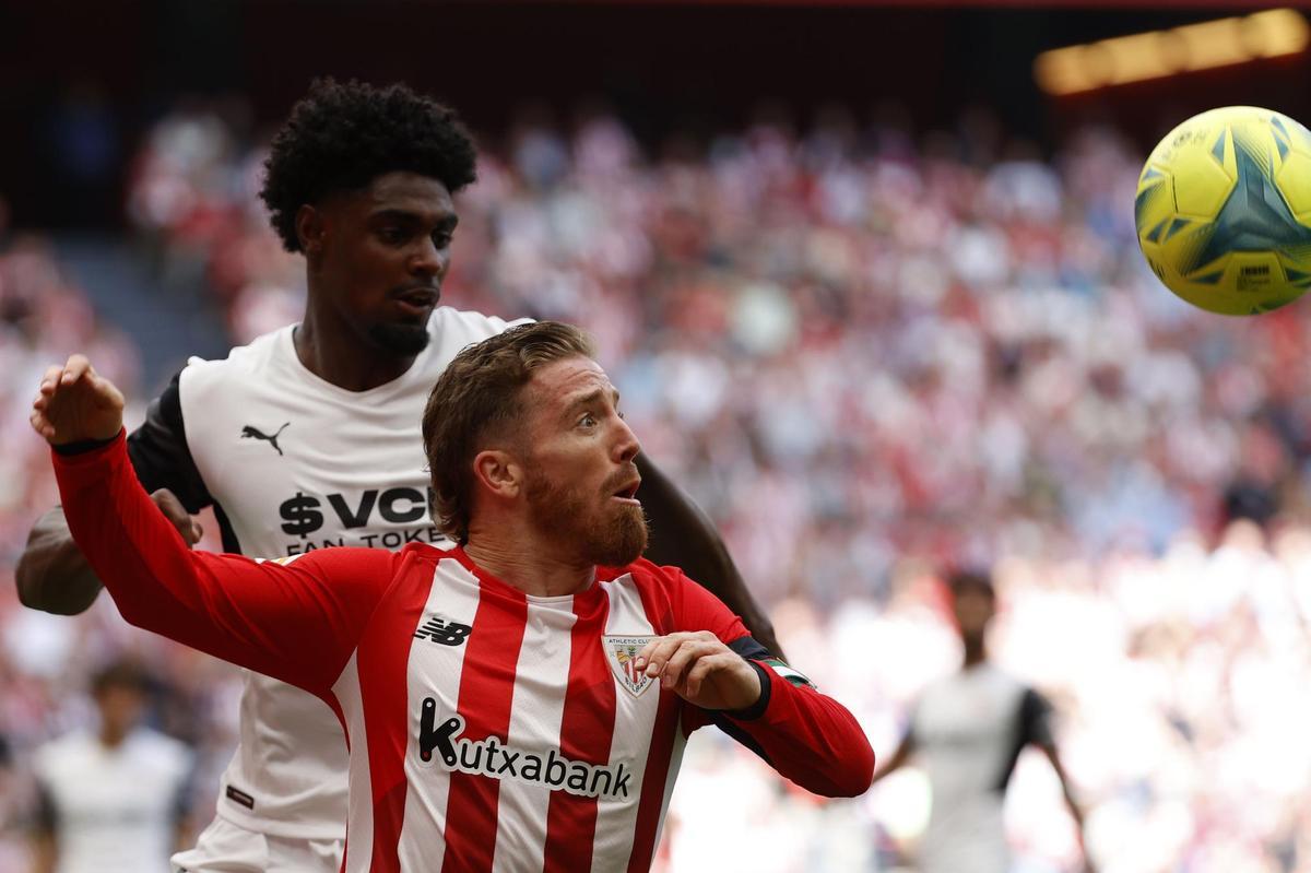 El centrocampista del Athletic Club Iker Muniain, durante el partido de la jornada 35 de LaLiga Santander en el estadio de San Mamés en Bilbao.- EFE/Miguel Toña