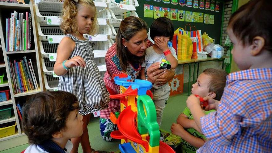 Varios niños juegan en su primer día de colegio en el Vagalume. // Iñaki Abella