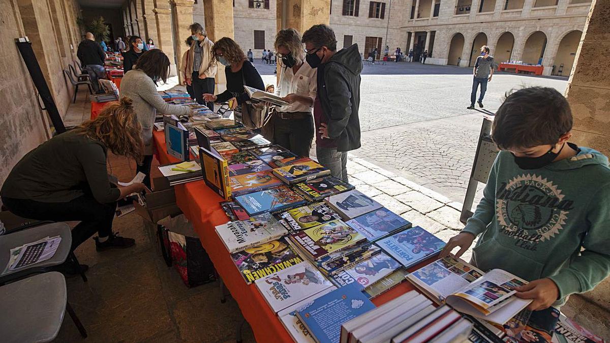 Una ‘fireta’  surtida de tebeos y libros ilustrados