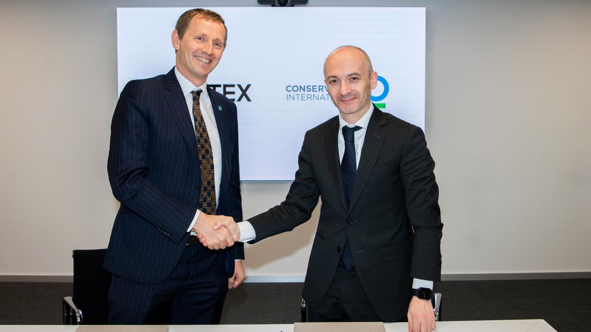 El CEO de Inditex, Óscar García Maceiras (derecha), con el Vicepresidente Ejecutivo de Conservation International, Sebastian Troëng.