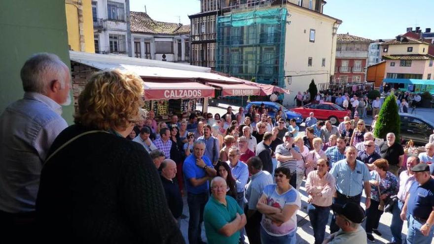 Carlos Rodríguez y Eva Fernández se dirigen al centenar de vecinos congregados en la manifestación.