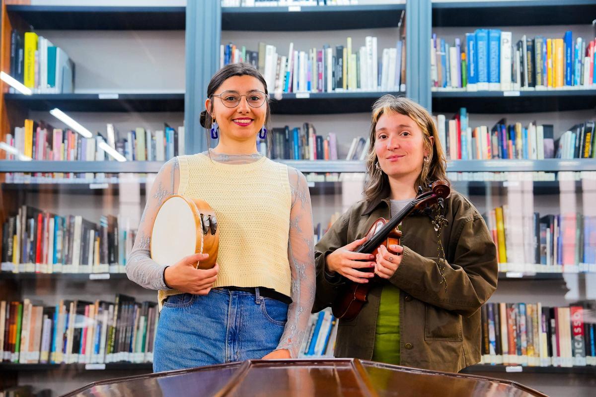 O grupo Abril na biblioteca da Etrad, en Vigo, onde se formaron.