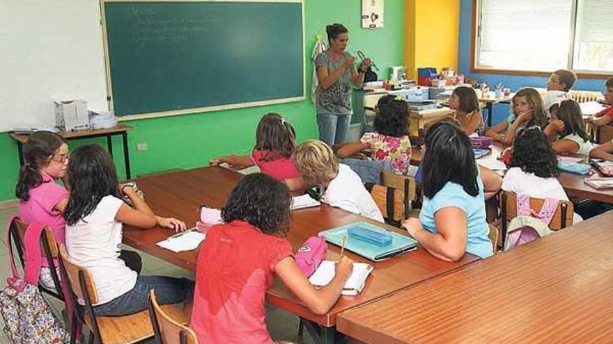 La vuelta al cole para más de 193.000 niños desde 3 hasta 12 años - Ajenos a las quejas de los padres por el coste de los textos escolares, miles de niños y niñas volvieron a madrugar, tras las vacaciones estivales, para reencontrarse con sus maestros, recreos y compañeros de pupitre. Menos relajados estaban los directores, secretarios y jefes de estudio de los centros, a quienes la Xunta les pide &quot;paciencia y apoyo&quot; para tramitar el pago de las ayudas para libros, que se abonarán a partir de la próxima semana.