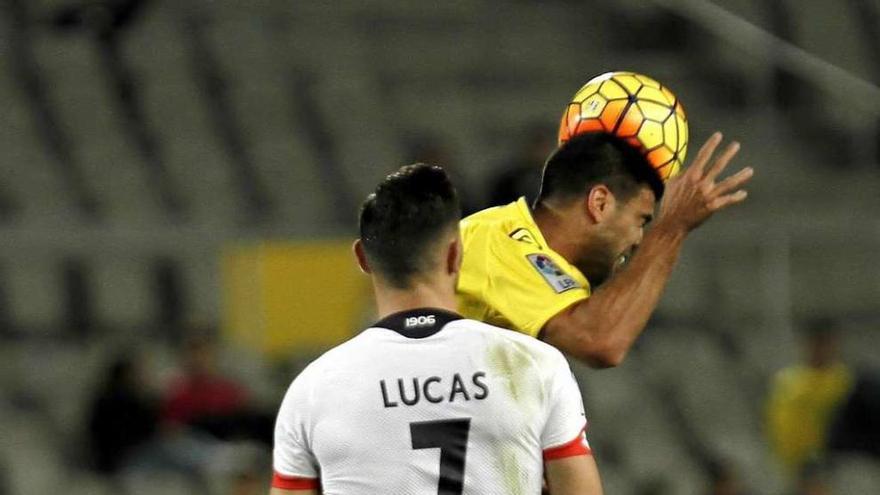 El coruñés Lucas Pérez salta con el exdeportivista Aythami Artiles el pasado sábado en Las Palmas.