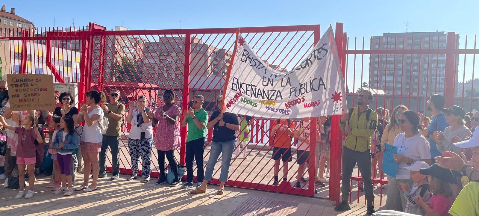Familias y alumnos protestan contra los planes de la consejería de Educación