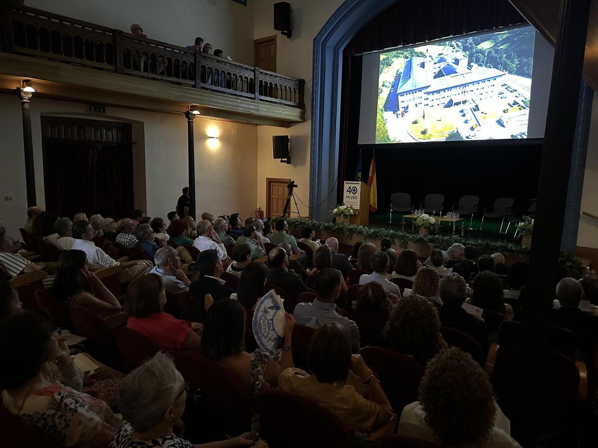 Un momento de la jornada de recuerdo en el teatro Conde Toreno de Cangas.
