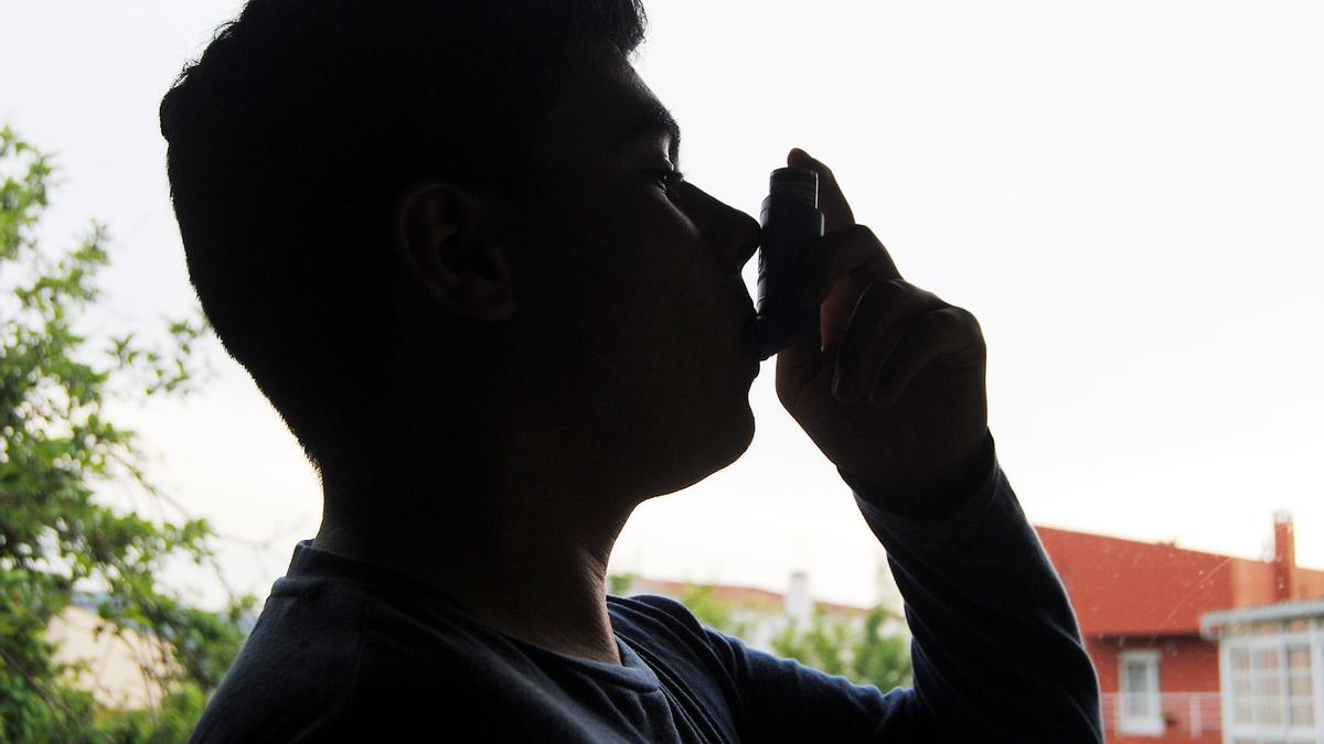 Un paciente con un asma utilizando un inhalador.