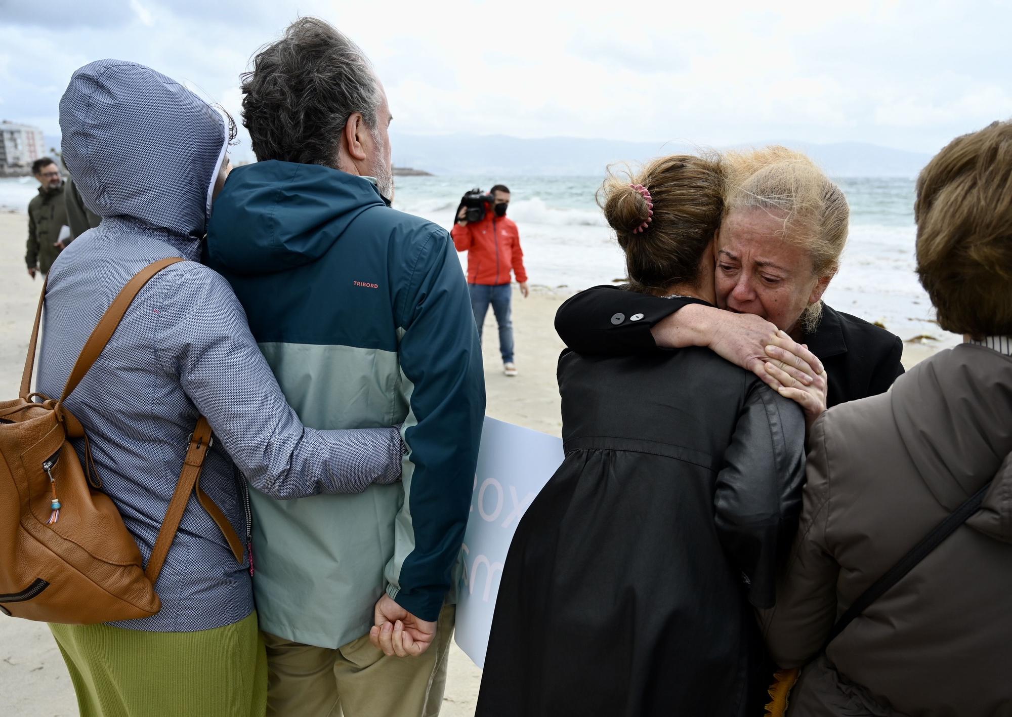 Homenaje al oftalmólogo coruñés Juan Tábara en la playa de Silgar e Sanxenxo, donde falleció