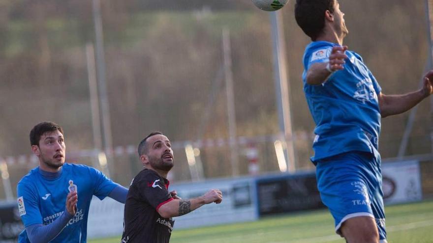 Omar disputa un balón ante Nacho y Ángel, del Covadonga.