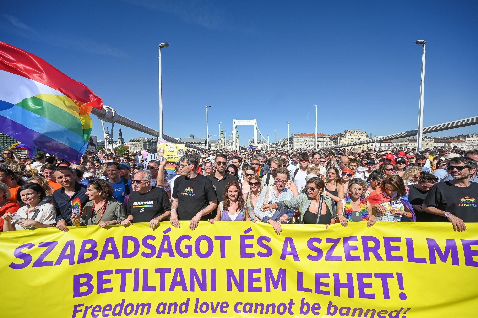 Budapest (Hungary), 28/06/2025.- Budapest Mayor Gergely Karacsony (5-L), MP of Parbeszed party Timea Szabo (6-L) and Mayor of the 7th district in Budapest Peter Niedermueller (4-L) attend the Budapest Pride march in Budapest, Hungary, 28 June 2025. Thousands of people gathered at the Pride march despite a law passed earlier this year banning Pride events. (Hungría) EFE/EPA/ZOLTAN BALOGH HUNGARY OUT. HUNGARY OUT