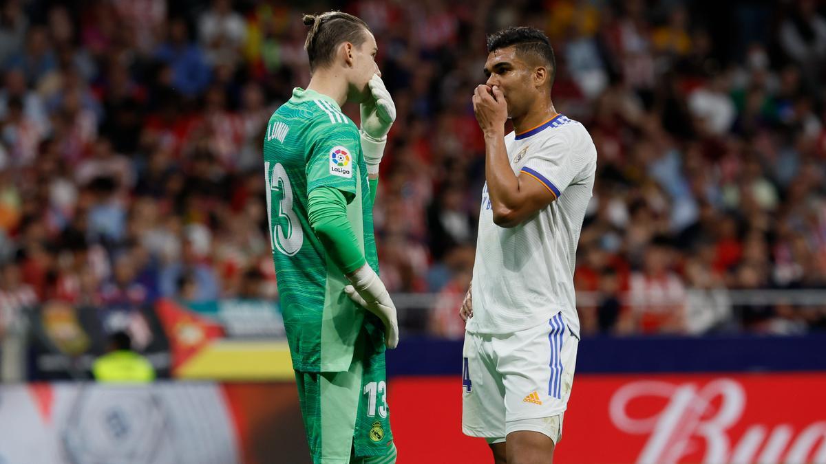 Andriy Lunin y Casemiro, durante el derbi contra el Atlético