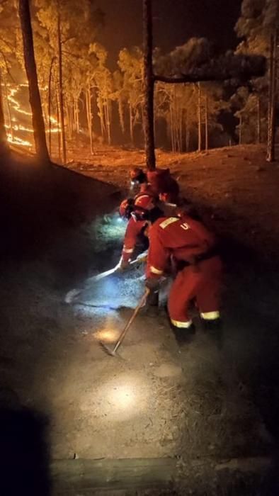 Trabajos nocturnos en la extinción del incendio de Tasarte