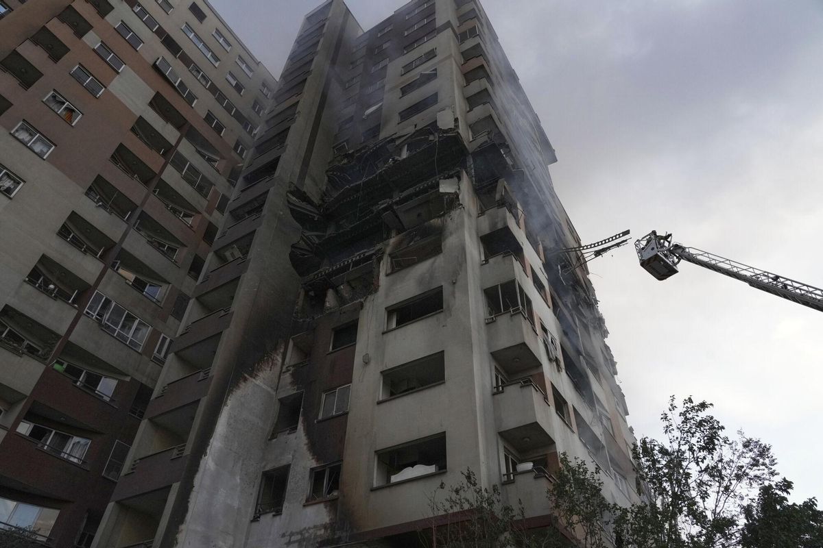 Israel ataca l'Iran amb bombardejos a gran escala i avisa que l'operació durarà "tants dies com calgui" Israel ataca l'Iran amb bombardejos a gran escala i avisa que l'operació durarà "tants dies com calgui"