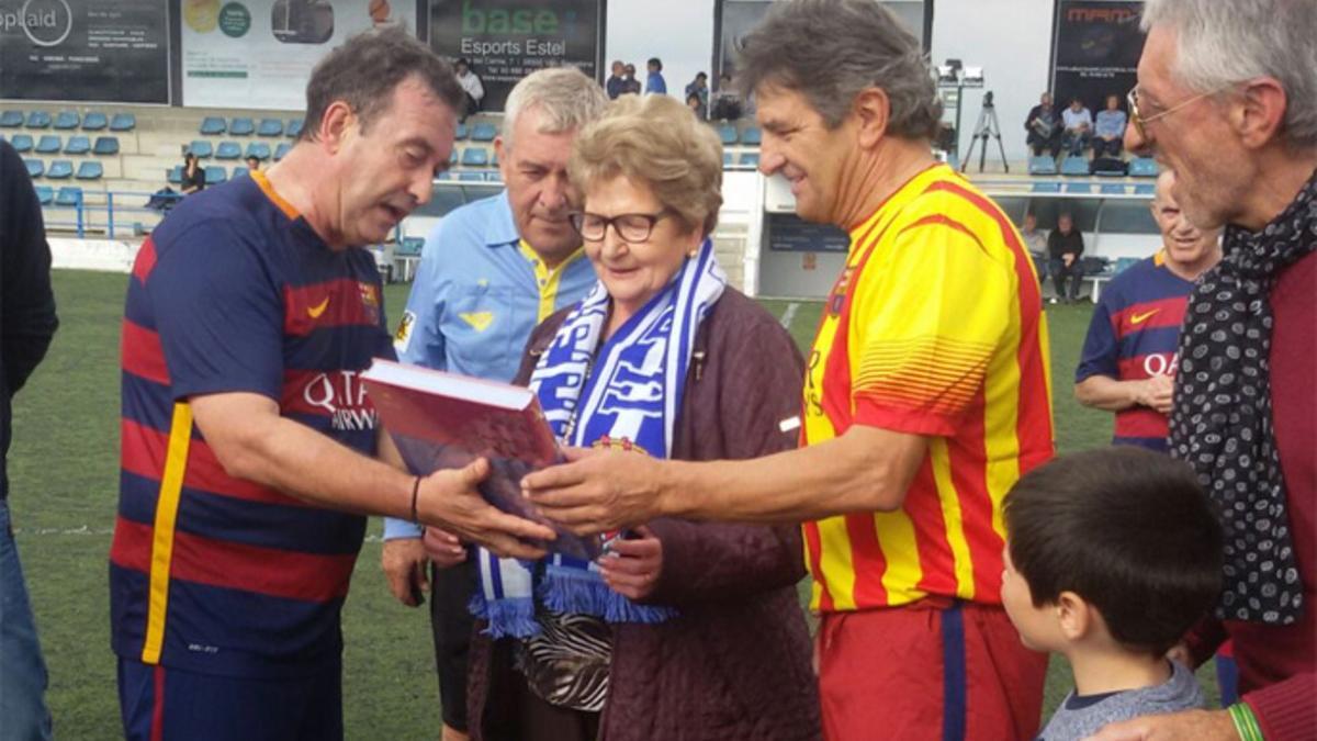 Paco Gómez (izquierda) y Joan Casassas (derecha), con la viuda de Joan Roma