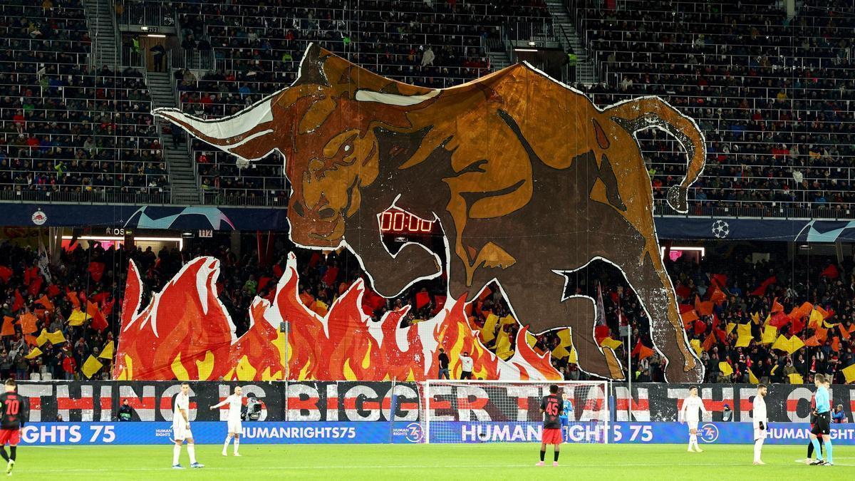 'Tifo' de los aficionados del RB Salzburg antes del partido contra el Benfica en Champions.