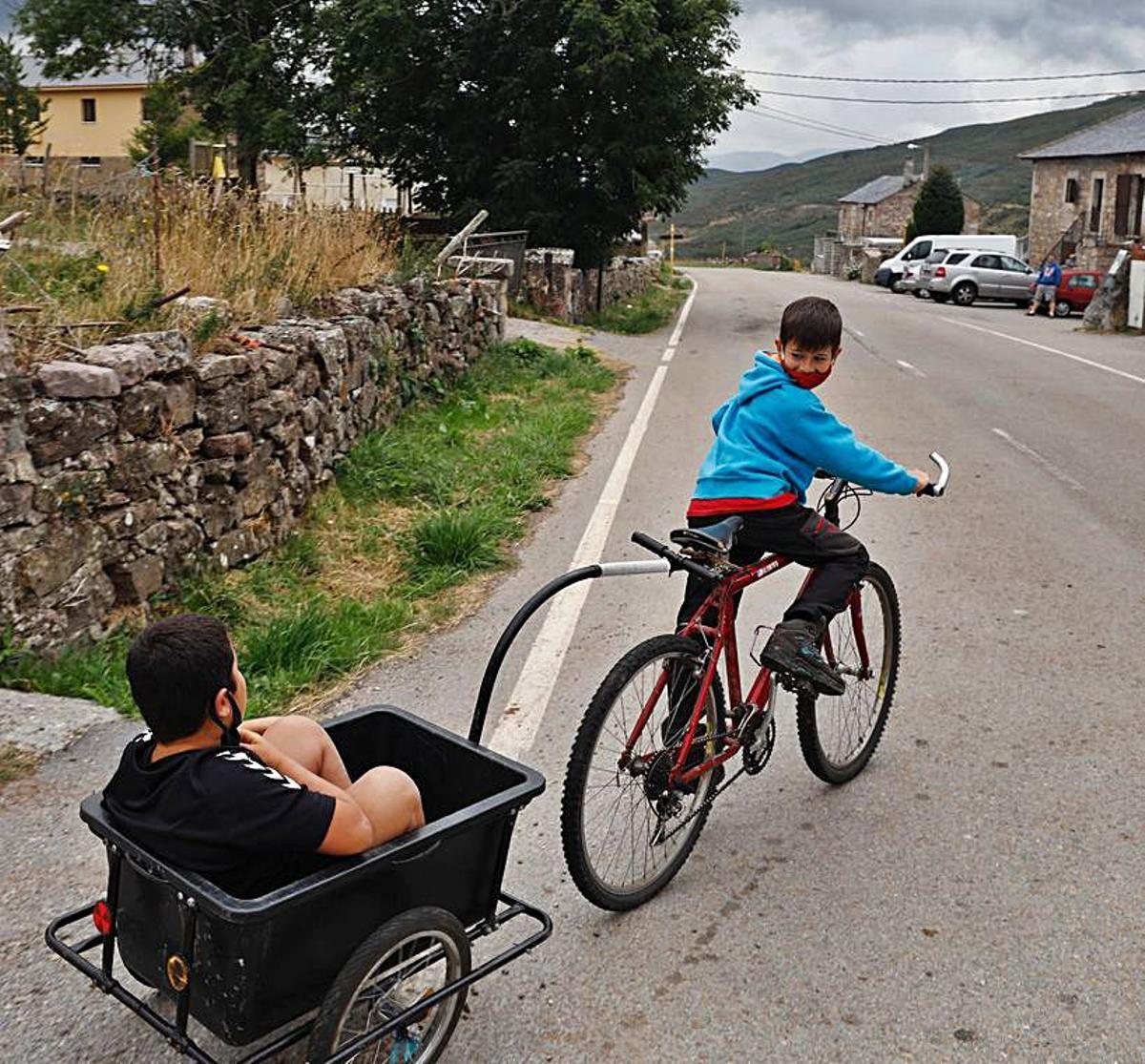 Arriba, Lucas Álvarez Gómez hace sonar la campana de la iglesia en Santa María del Puerto. Sobre estas líneas, unos vecinos echan la partida en el bar Casa Guillermo y, a la derecha, Nicolás Álvarez, agente de Desarrollo Local del Ayuntamiento de Somiedo y autor de la documentación que se presentó para su candidatura. | Luisma Murias