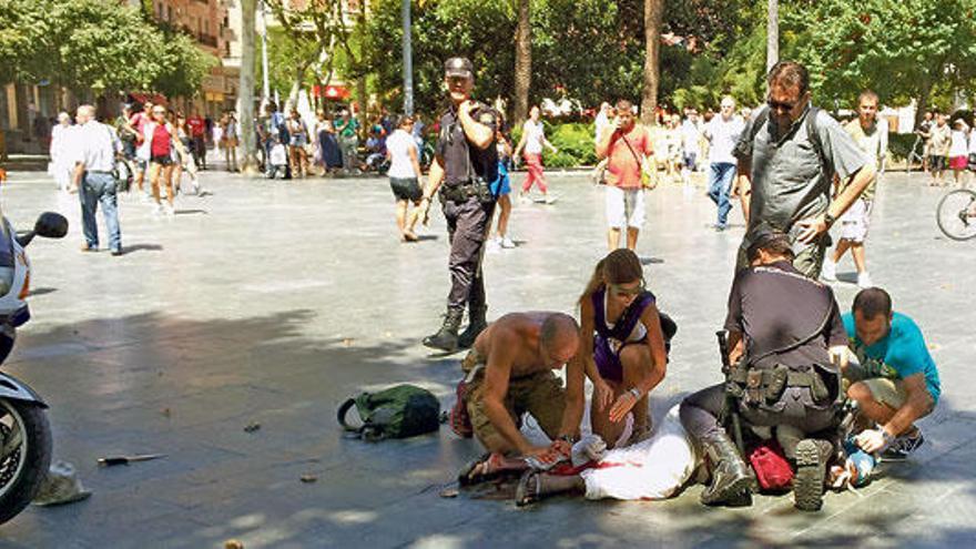 El agresor, tendido en el suelo tras recibir un tiro en la pierna.