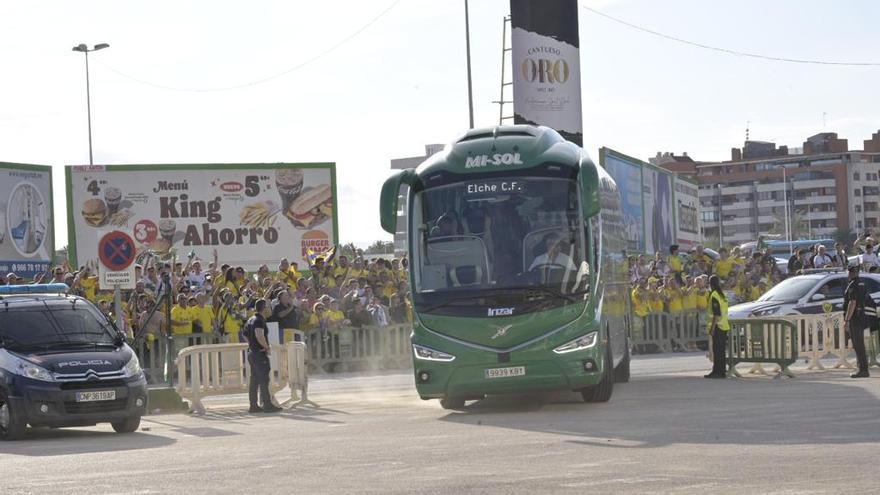 El autocar del Elche, a su llegada al estadio Martínez Valero