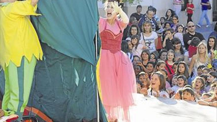 LOS PEQUEÑOS SE DIVIERTEN CON EL TEATRO INFANTIL